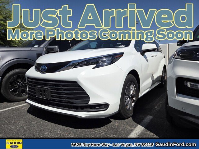 Used 2025 Toyota Sienna LE FWD image 1