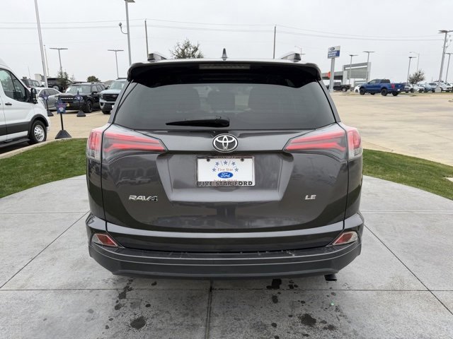 Used 2018 Toyota RAV4 LE image 2