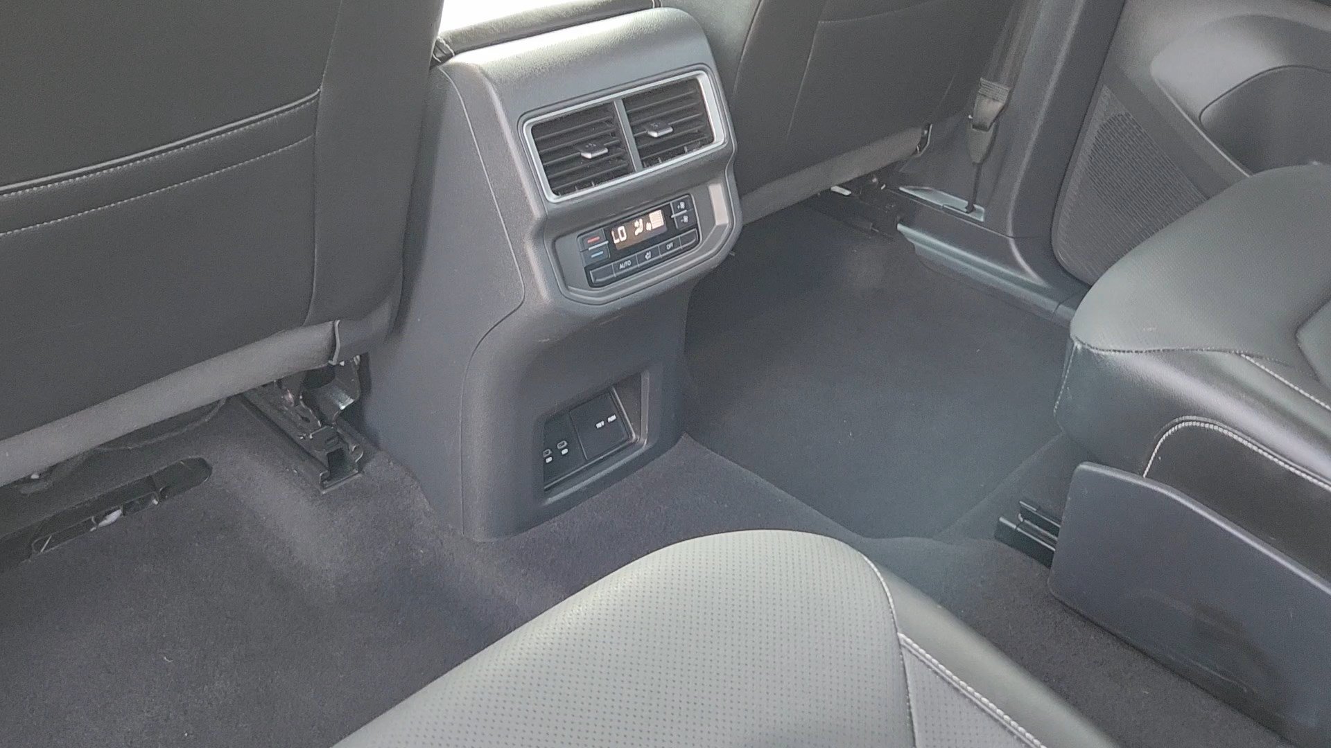 Used 2024 Volkswagen Atlas SE AWD/4WD image 17