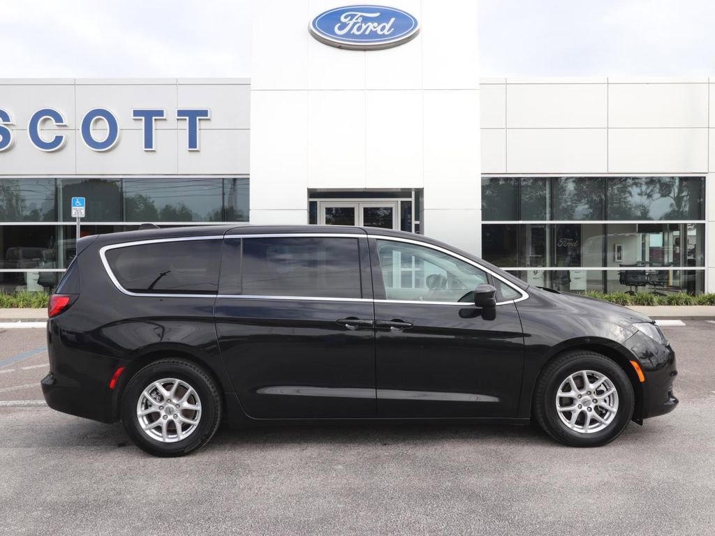 Used 2022 Chrysler Voyager LX FWD image 15