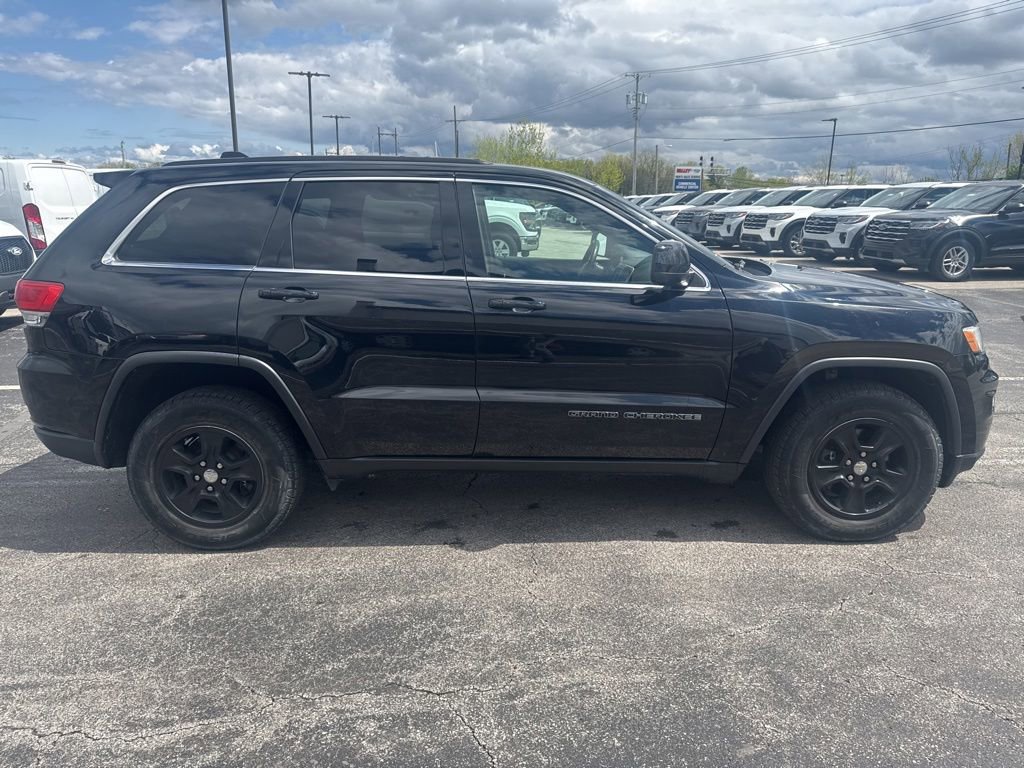 Used 2017 Jeep Grand Cherokee Laredo AWD/4WD image 2