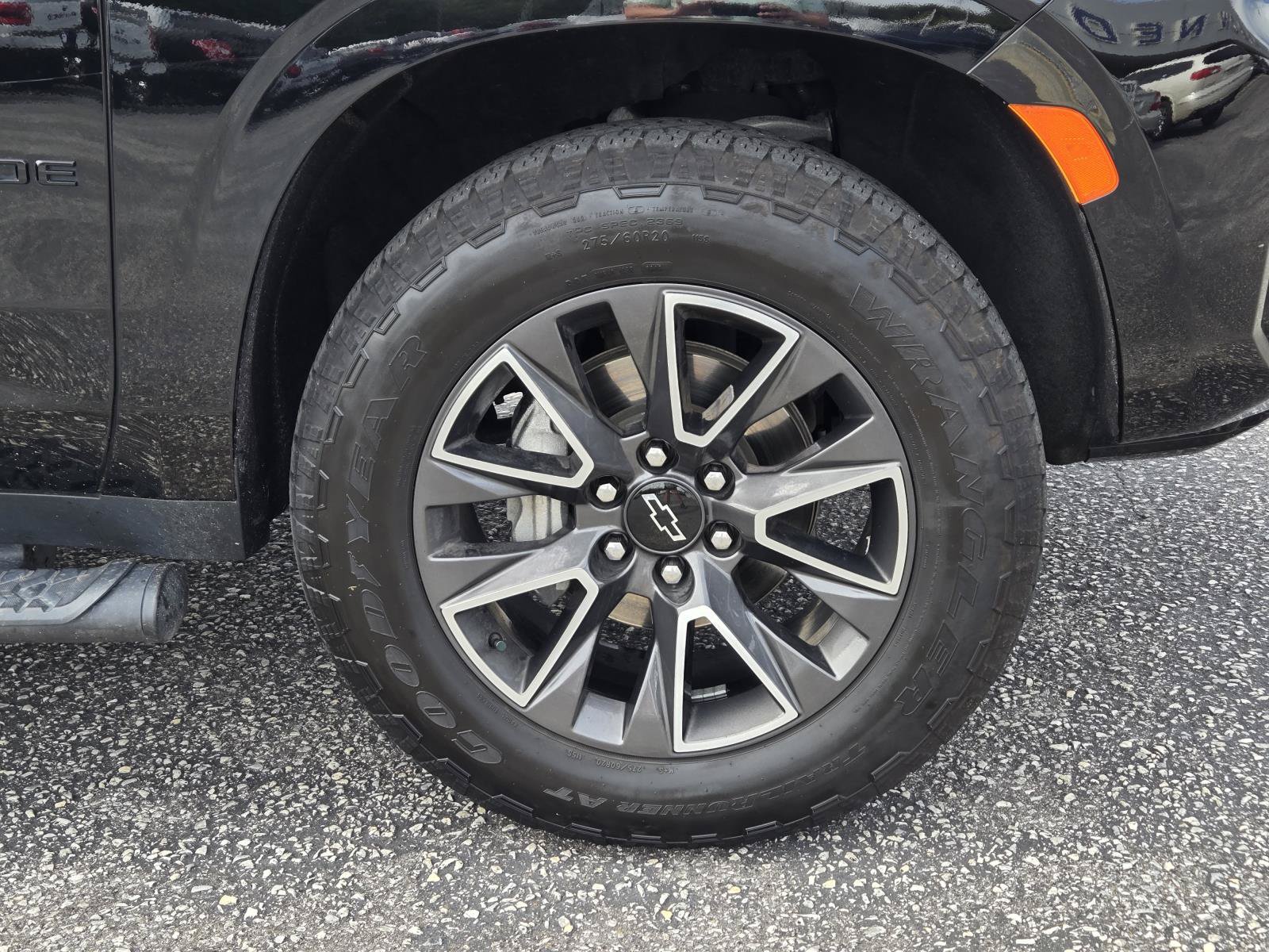 Used 2022 Chevrolet Tahoe Z71 w/ Luxury Package AWD/4WD image 5