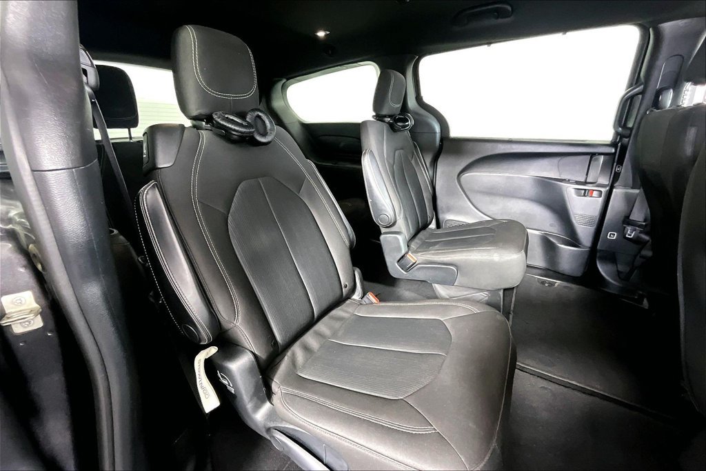 Used 2020 Chrysler Pacifica Touring w/ S Appearance Package FWD image 27