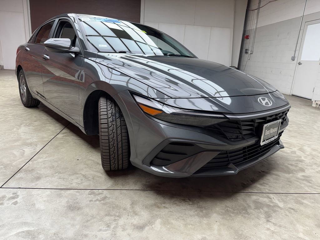 Used 2024 Hyundai Elantra SEL FWD image 5