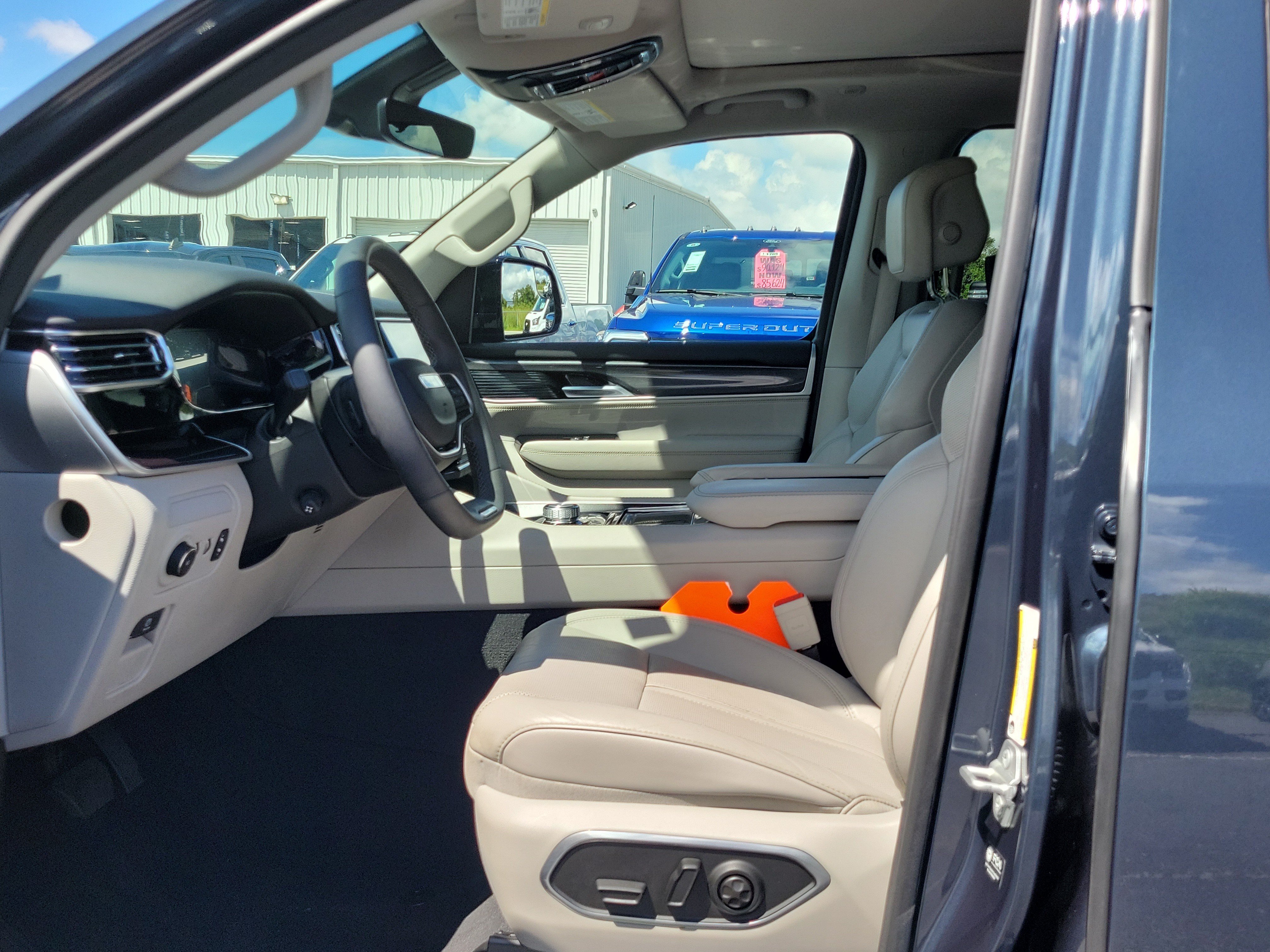 Used 2023 Jeep Wagoneer 4WD w/ Premium Group I image 20