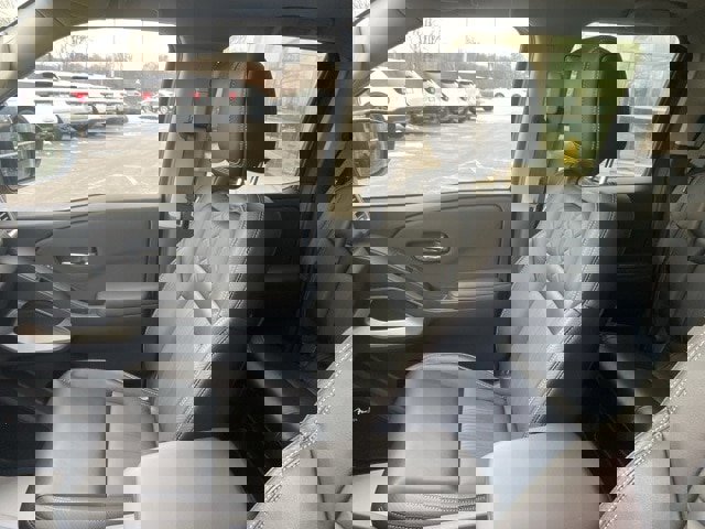 Used 2024 Nissan Frontier SL image 28