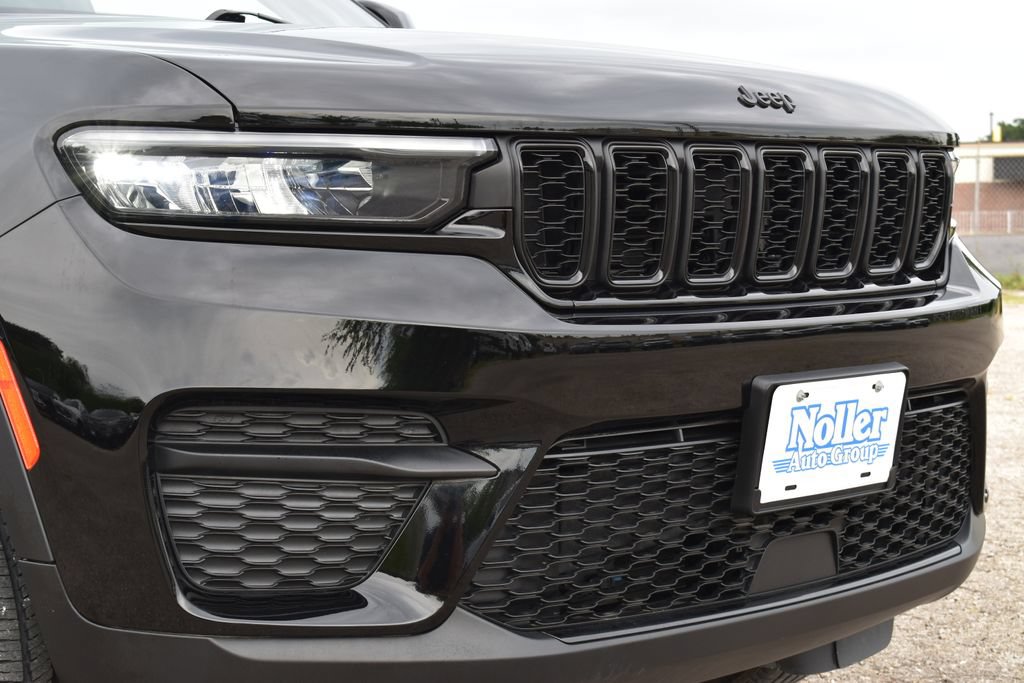 Used 2023 Jeep Grand Cherokee Altitude AWD/4WD image 5