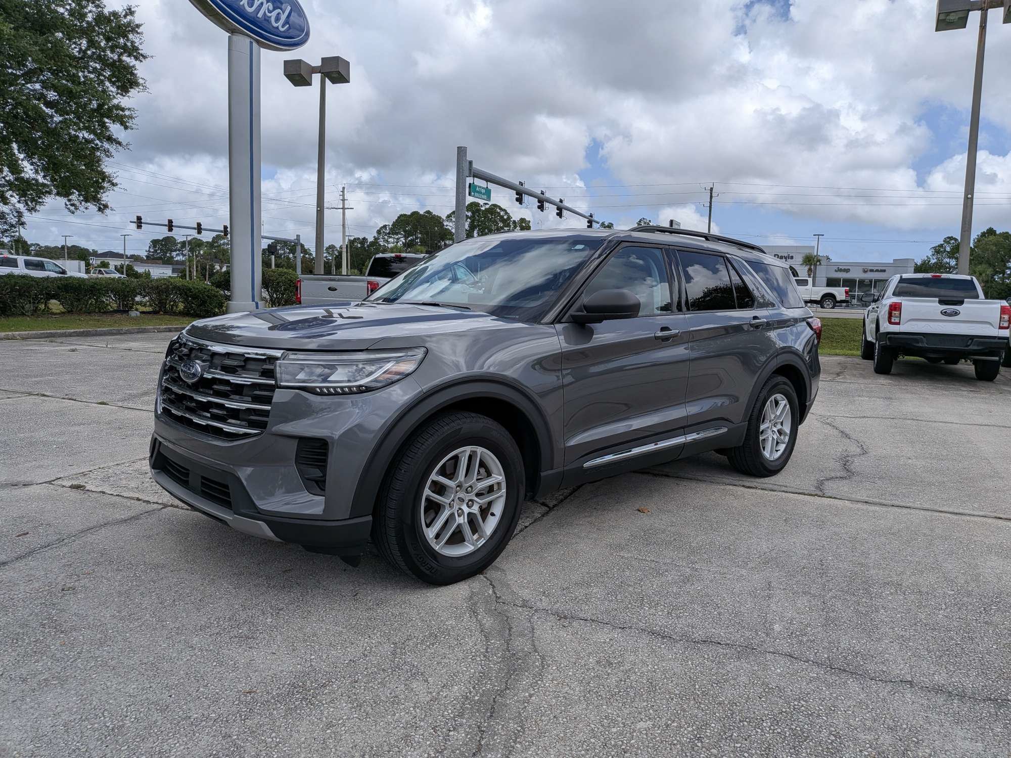 Certified 2025 Ford Explorer Active RWD image 8