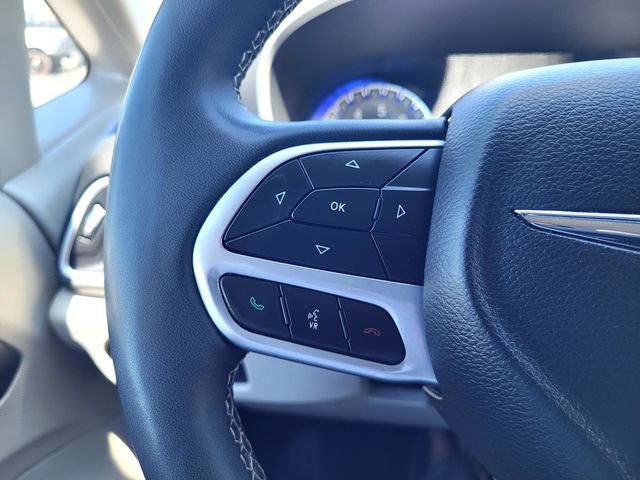 Used 2024 Chrysler Pacifica Touring-L FWD image 24