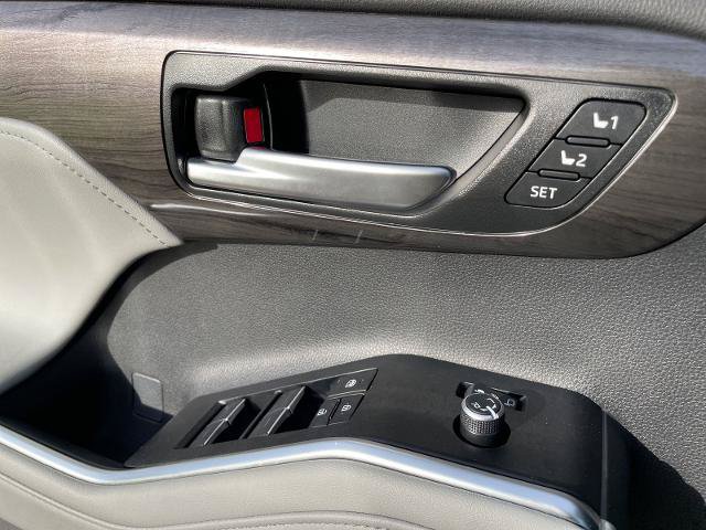 Used 2025 Toyota Highlander Platinum AWD/4WD image 33