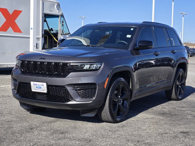 Used 2023 Jeep Grand Cherokee Altitude AWD/4WD image 3
