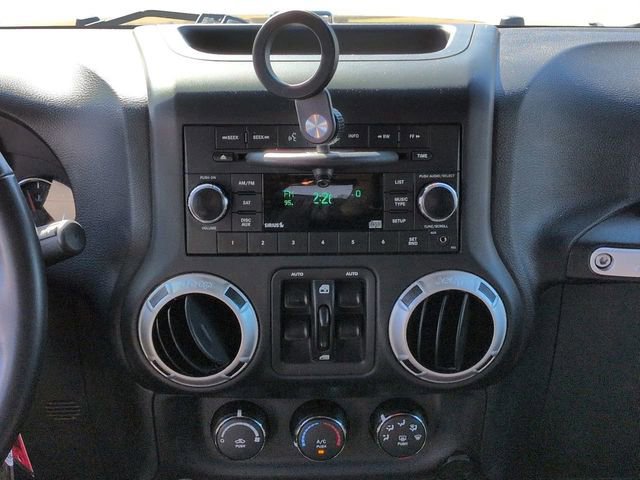 Used 2018 Jeep Wrangler Unlimited Sahara w/ Connectivity Group image 18