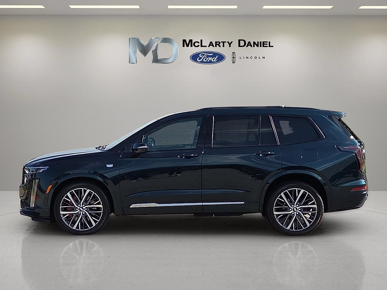 Used 2024 Cadillac XT6 Sport w/ Technology Package AWD/4WD image 3