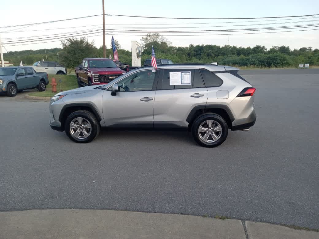 Used 2023 Toyota RAV4 XLE AWD/4WD image 4