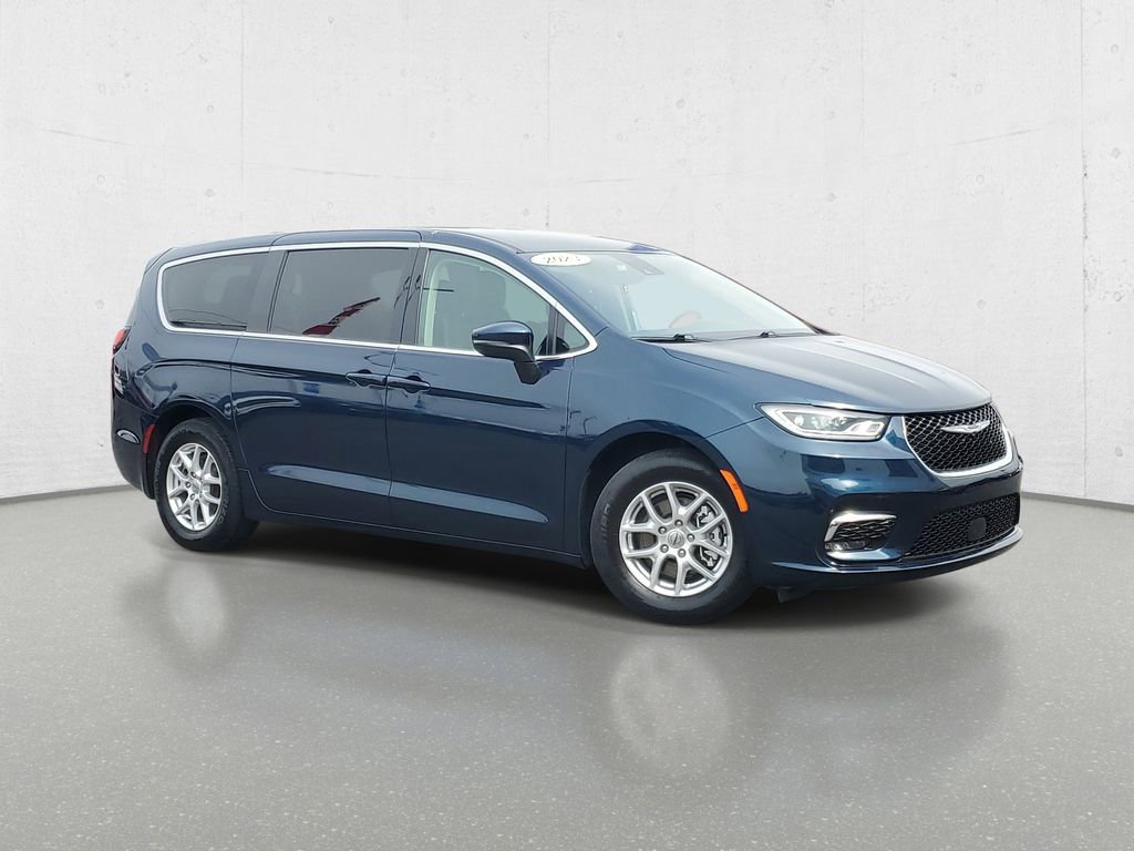 Used 2023 Chrysler Pacifica Touring-L image 2