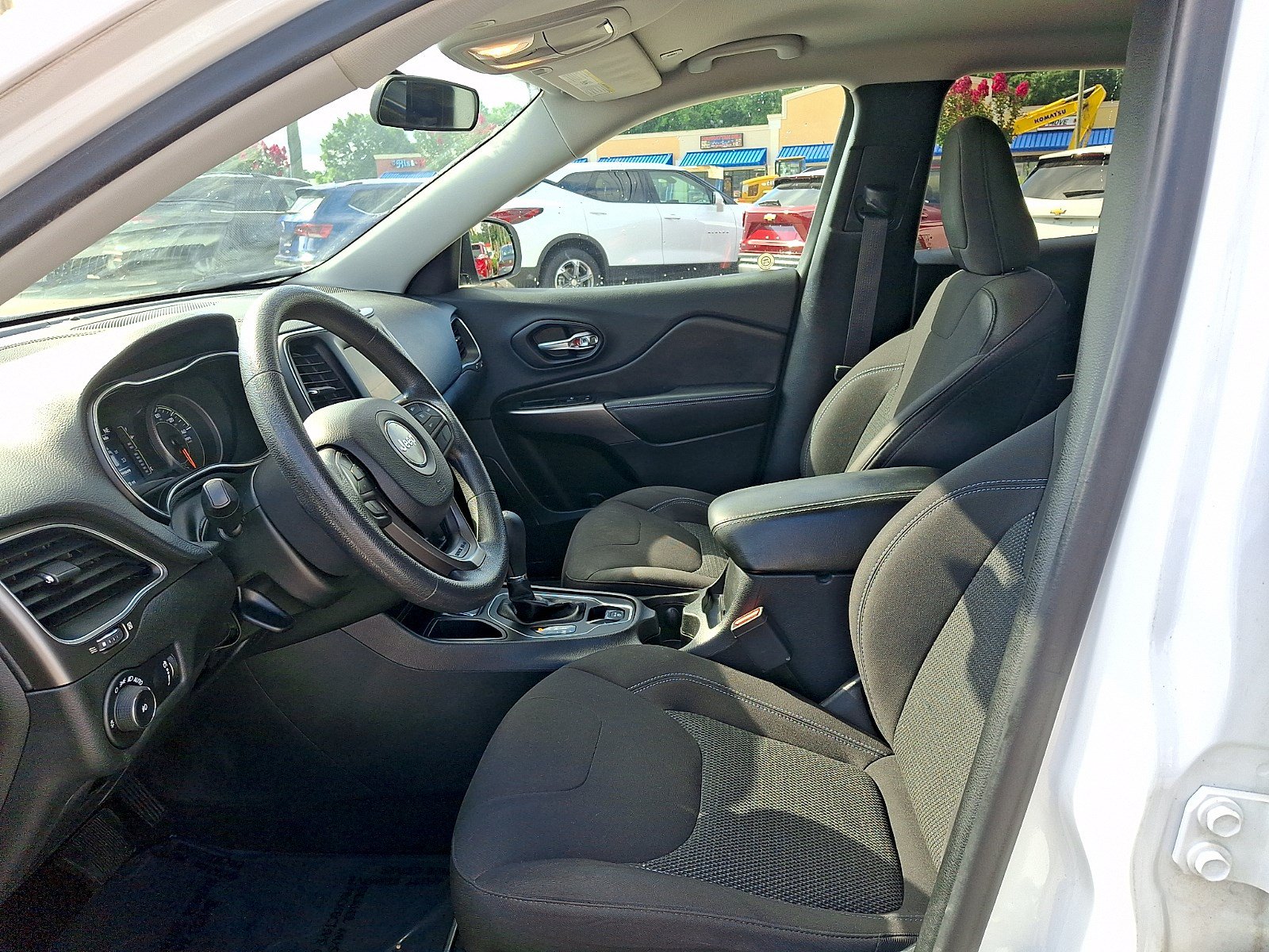 Used 2019 Jeep Cherokee Latitude w/ Popular Appearance Group FWD image 12