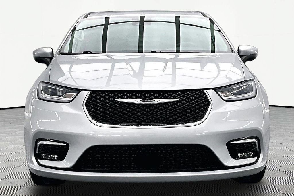 Used 2023 Chrysler Pacifica Touring-L FWD image 3