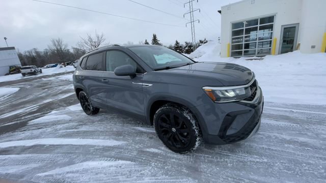 Used 2022 Volkswagen Taos SE image 2