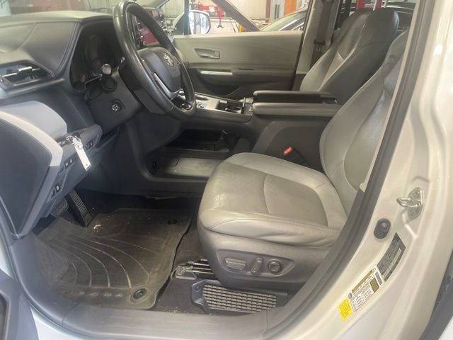 Used 2021 Toyota Sienna Limited FWD image 3