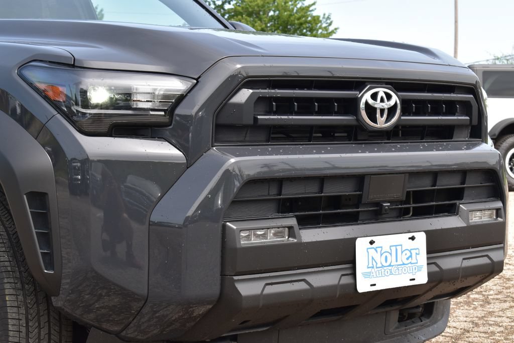 Used 2025 Toyota 4Runner SR5 AWD/4WD image 5