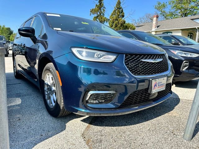 Used 2023 Chrysler Pacifica Touring-L FWD image 2