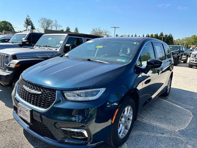 Used 2023 Chrysler Pacifica Touring-L FWD image 5