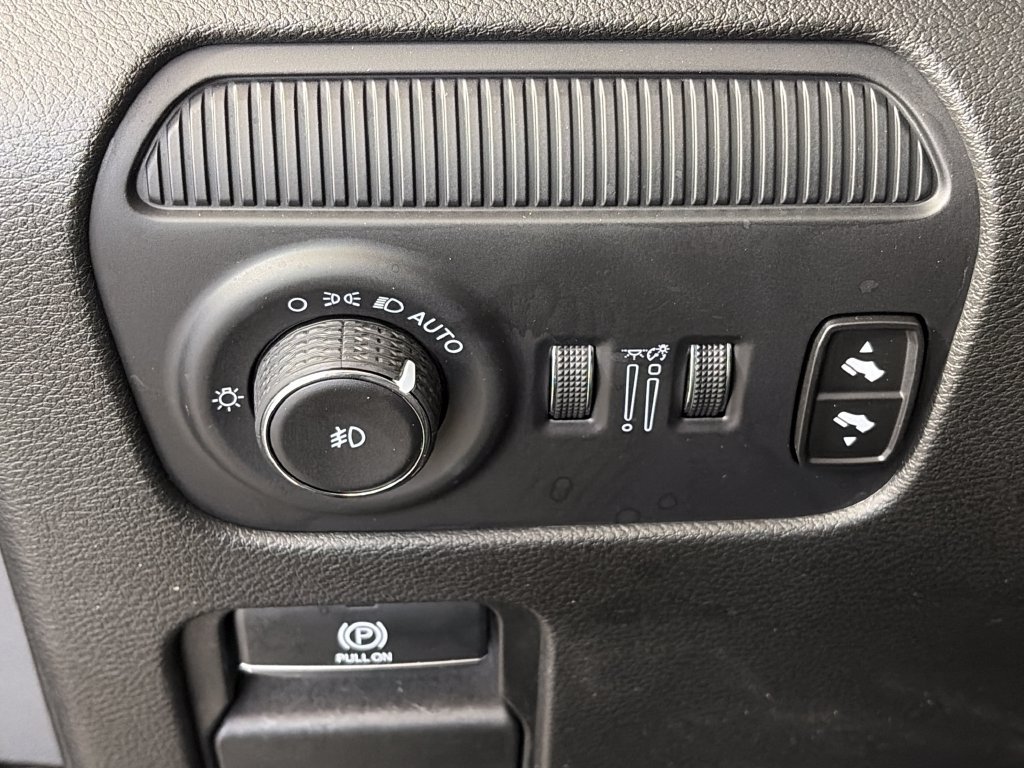 Used 2024 Jeep Wagoneer L Series II AWD/4WD image 24