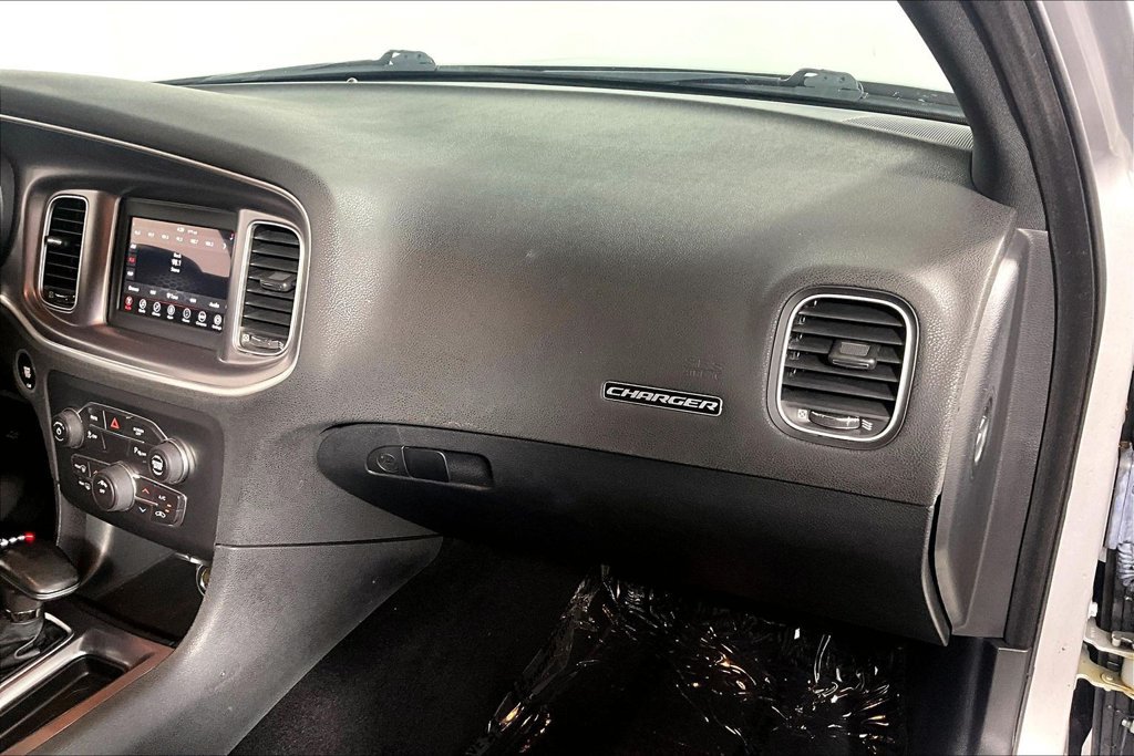 Used 2020 Dodge Charger SXT RWD image 16