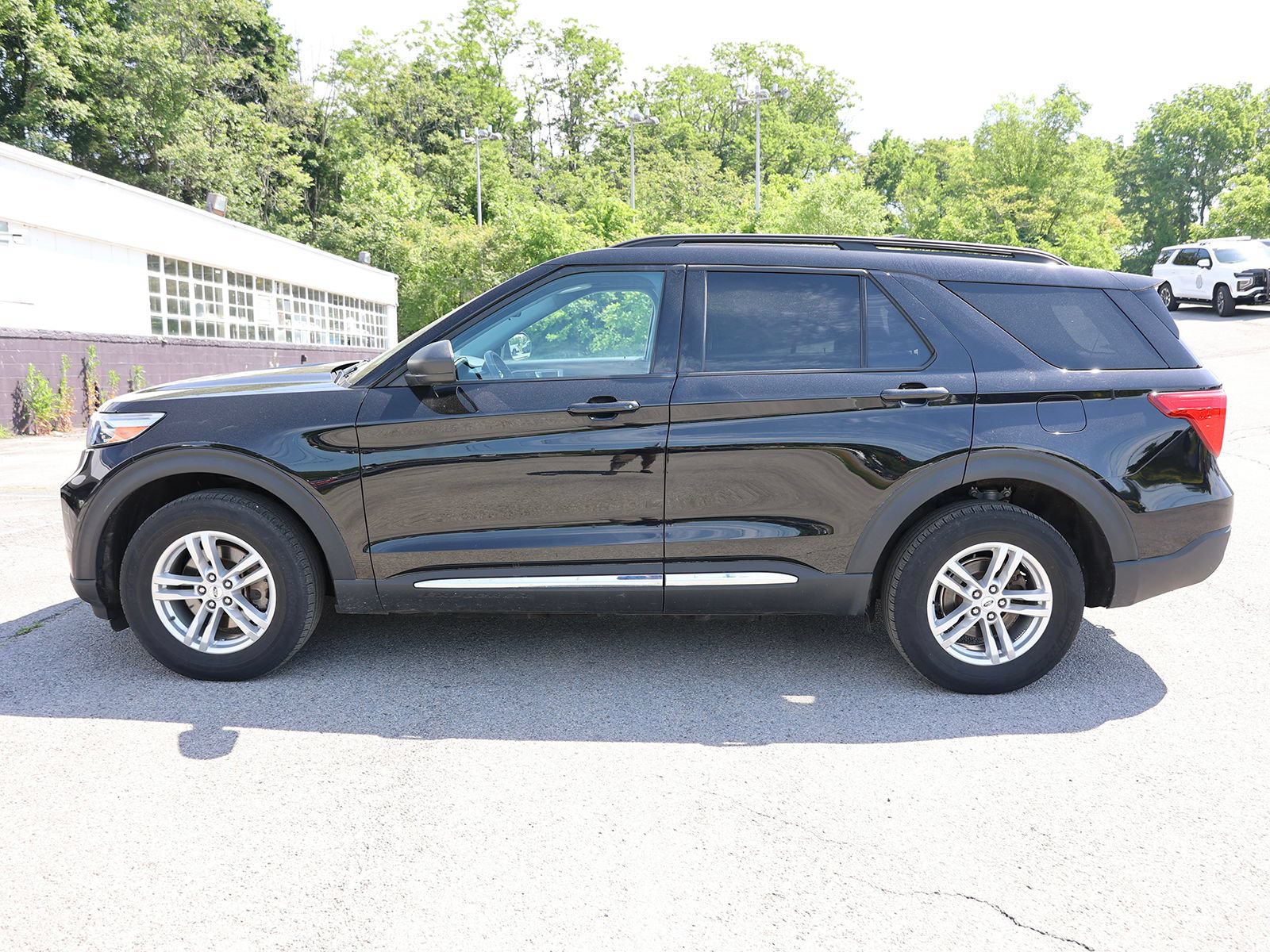 Certified 2023 Ford Explorer XLT w/ Class IV Trailer Tow Package AWD/4WD image 4