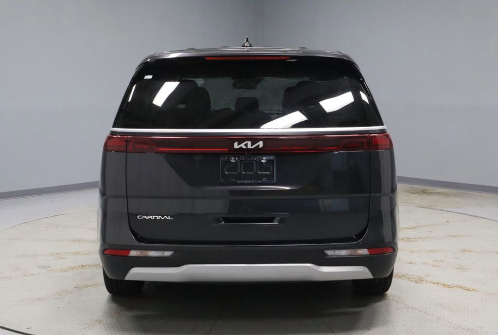 Used 2024 Kia Carnival LX image 4