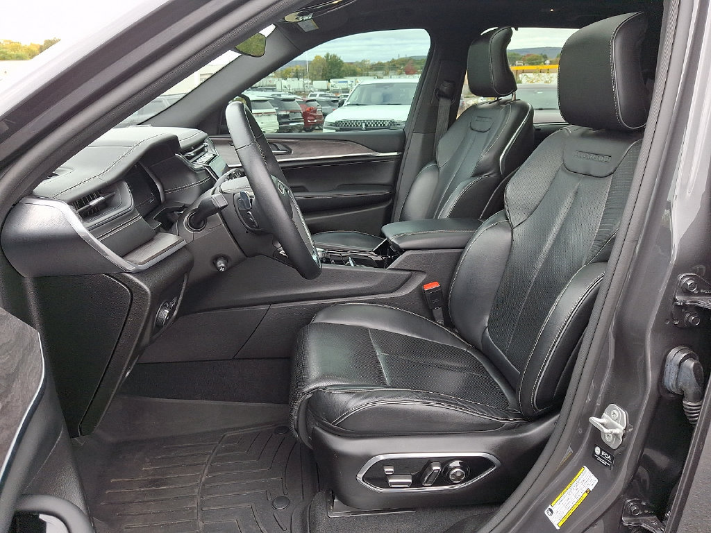 Used 2022 Jeep Grand Cherokee Overland AWD/4WD image 13