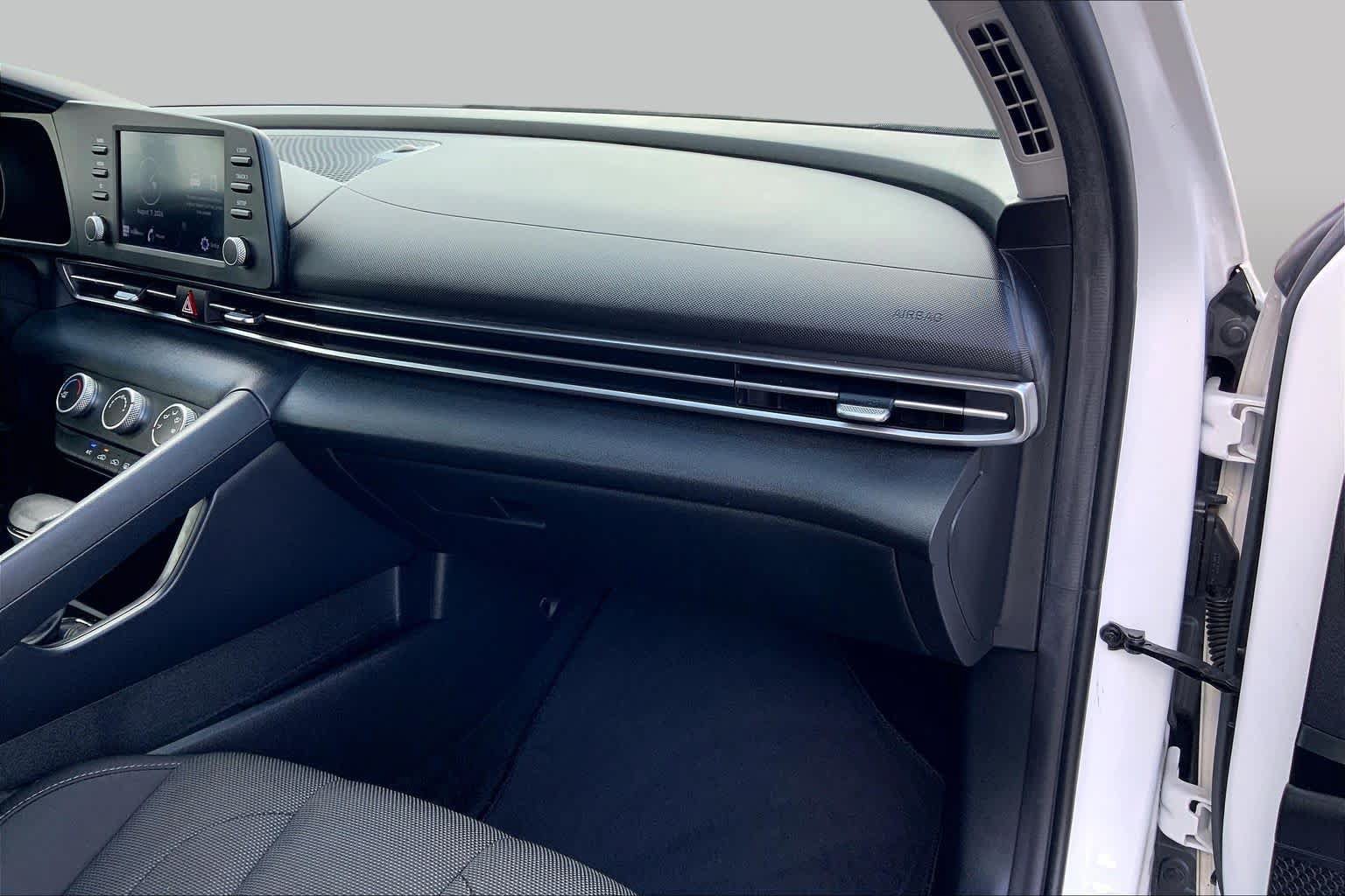 Used 2021 Hyundai Elantra SE FWD image 19