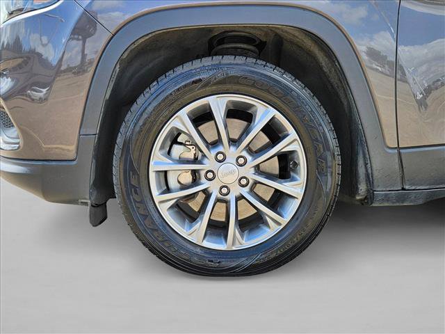 Used 2019 Jeep Cherokee Latitude Plus FWD image 23
