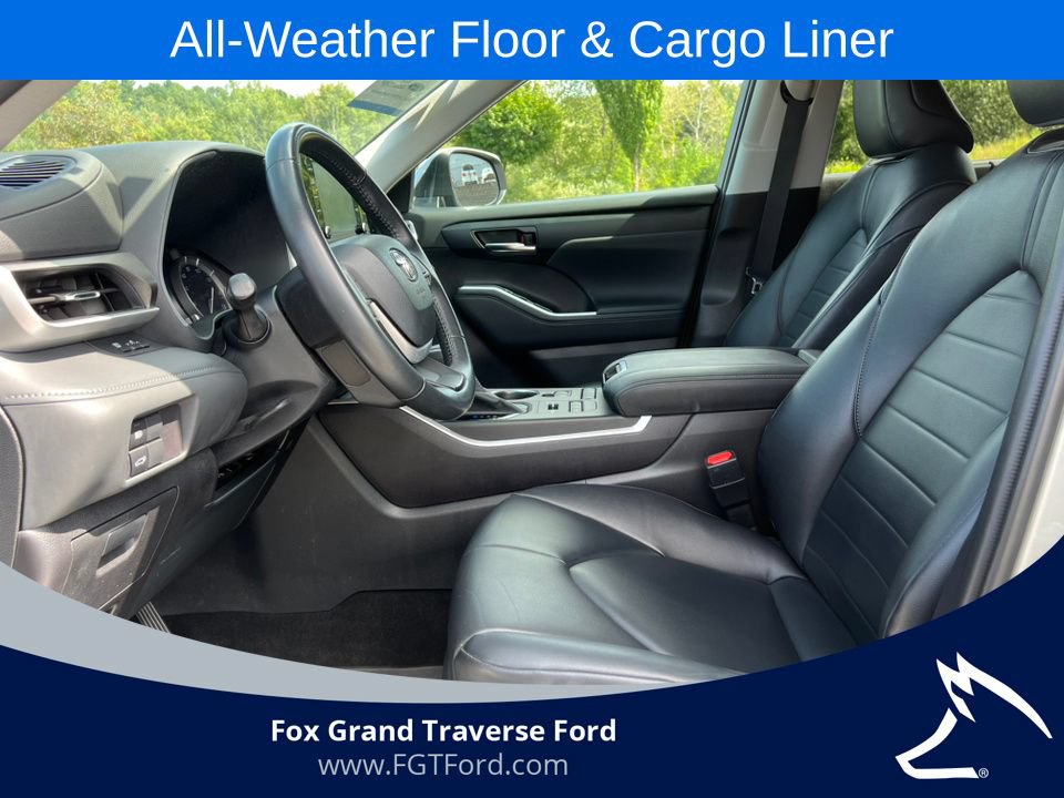 Used 2022 Toyota Highlander XLE AWD/4WD image 3