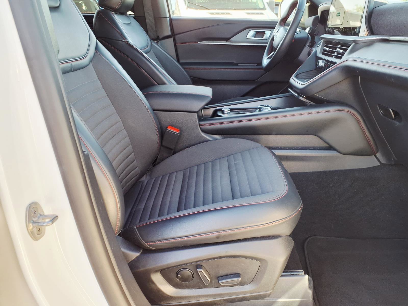 Certified 2025 Ford Explorer ST-Line w/ Premium Package AWD/4WD image 11
