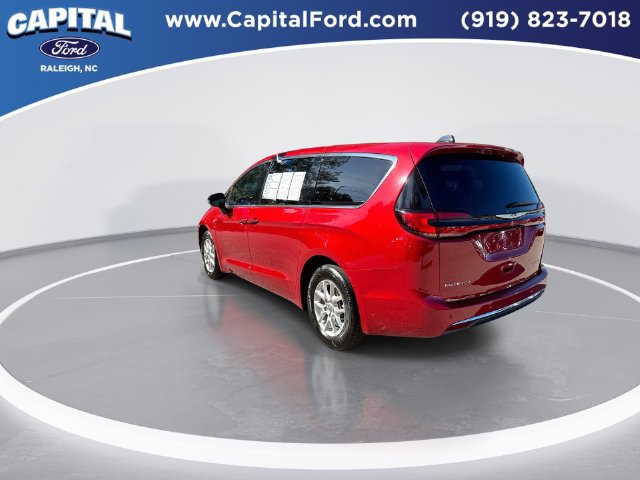 Used 2025 Chrysler Pacifica Select FWD image 6