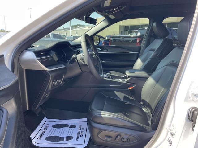 Used 2025 Jeep Grand Cherokee L Limited w/ Black Appearance Package AWD/4WD image 19