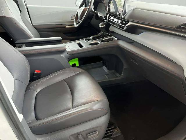 Used 2021 Toyota Sienna XSE FWD image 10