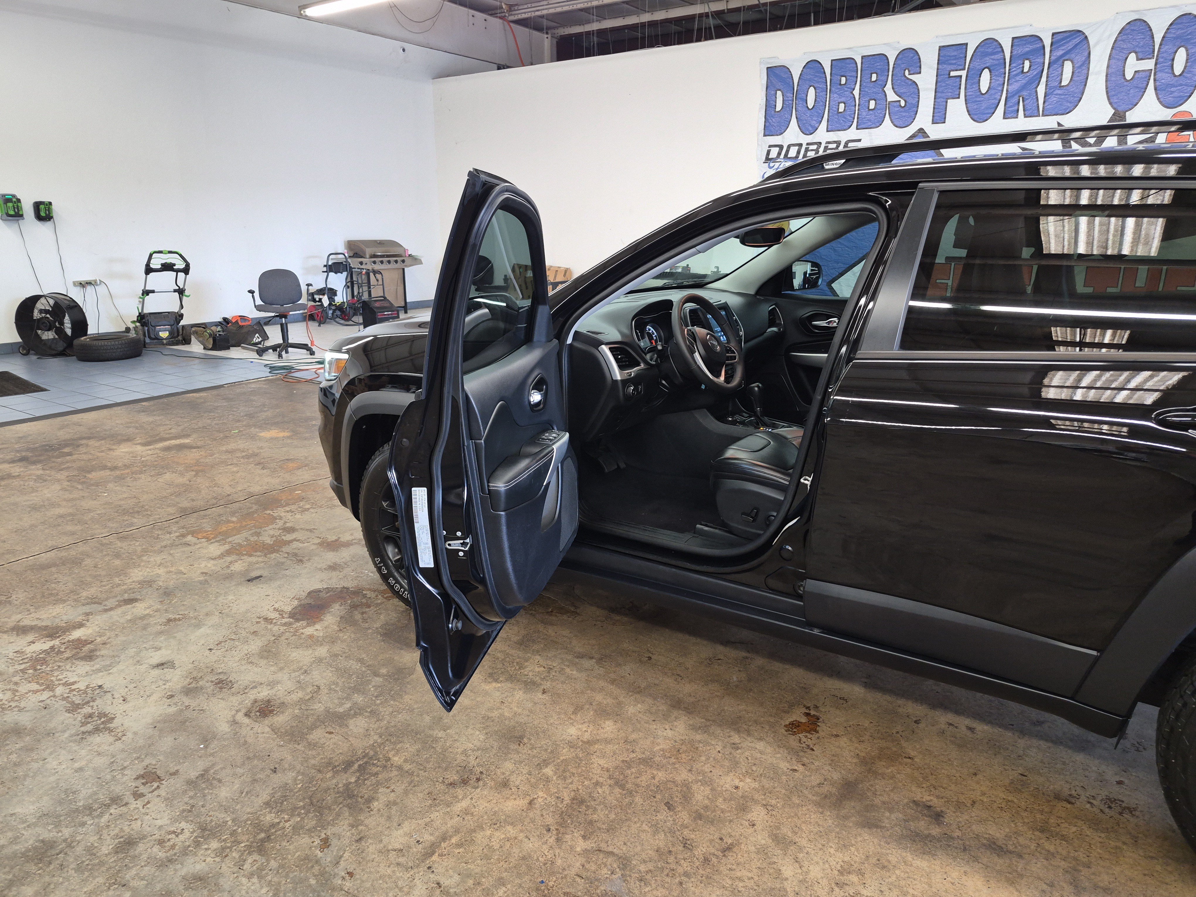 Used 2022 Jeep Cherokee Latitude AWD/4WD image 8