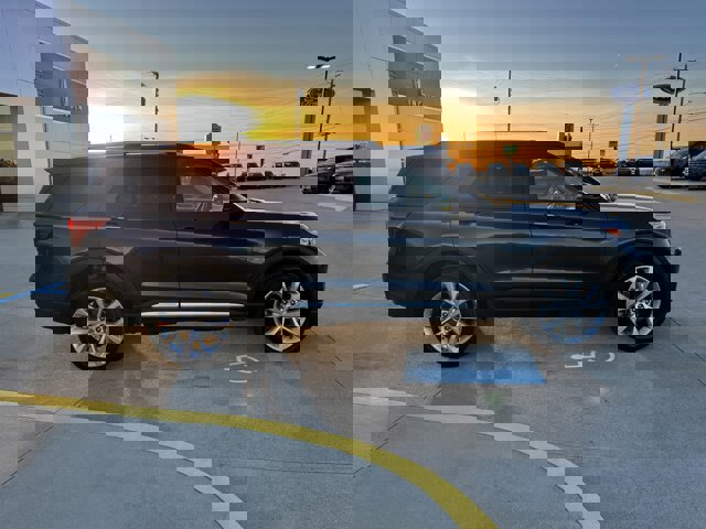 Certified 2022 Ford Explorer Platinum w/ Equipment Group 601A image 3