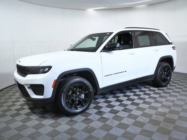 Used 2024 Jeep Grand Cherokee Altitude AWD/4WD image 5