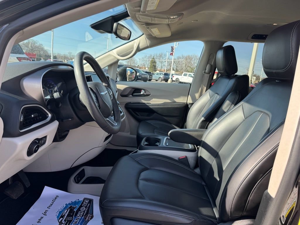 Used 2023 Chrysler Pacifica Touring-L FWD image 25