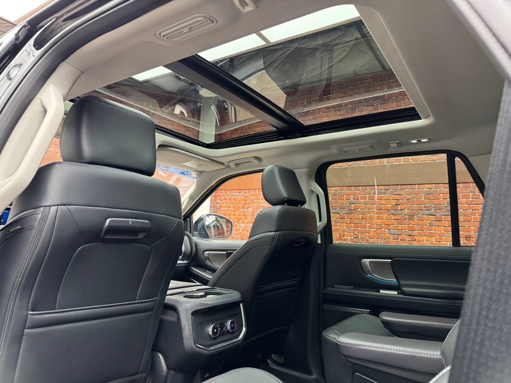 Certified 2025 Ford Expedition Platinum AWD/4WD image 3