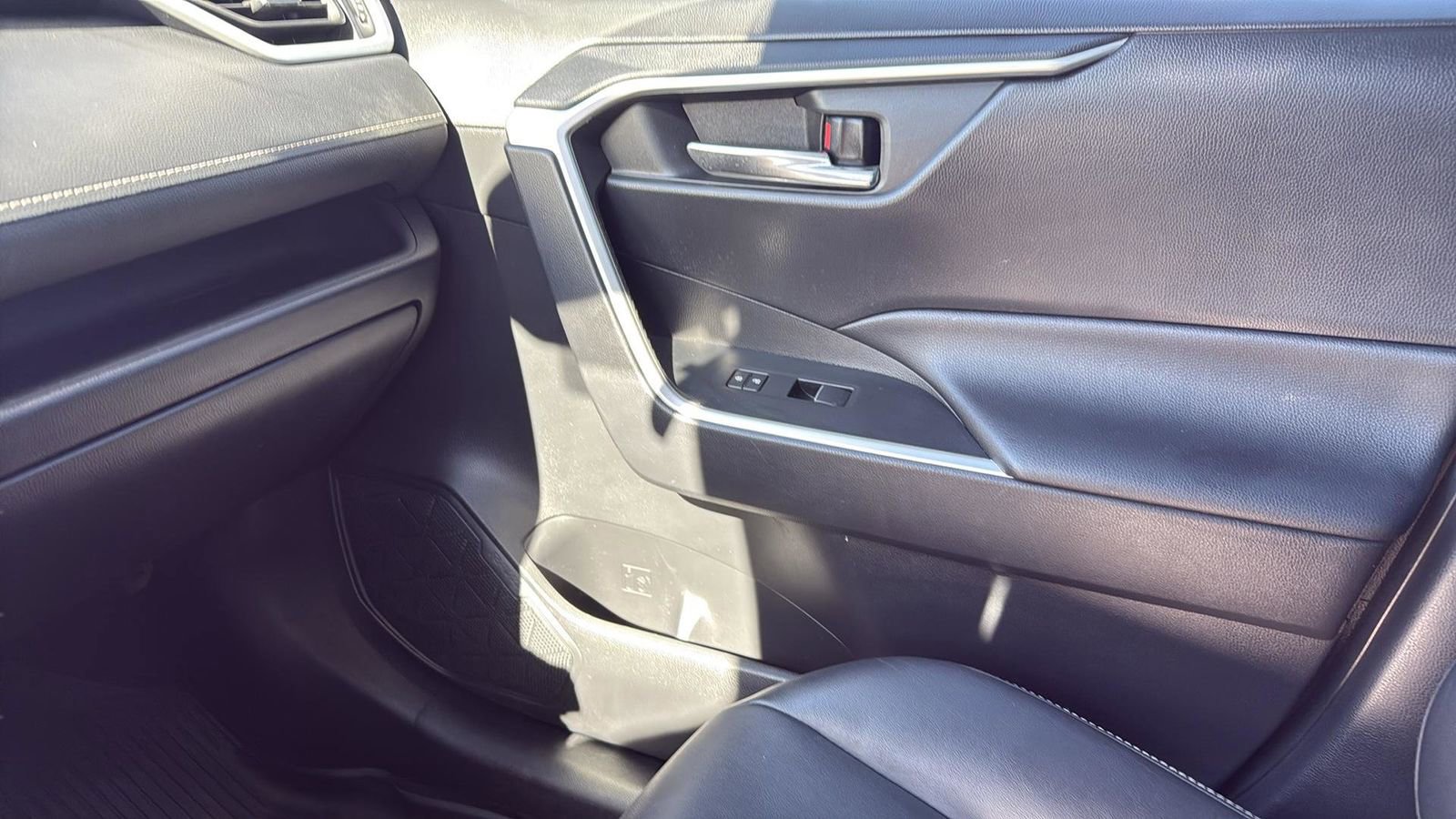 Used 2021 Toyota RAV4 XLE Premium image 24