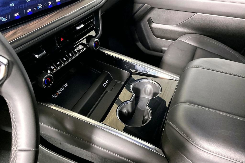 Used 2025 Chevrolet Suburban Z71 image 13