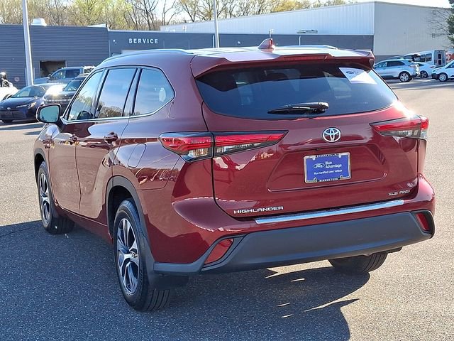 Used 2022 Toyota Highlander XLE AWD/4WD image 4