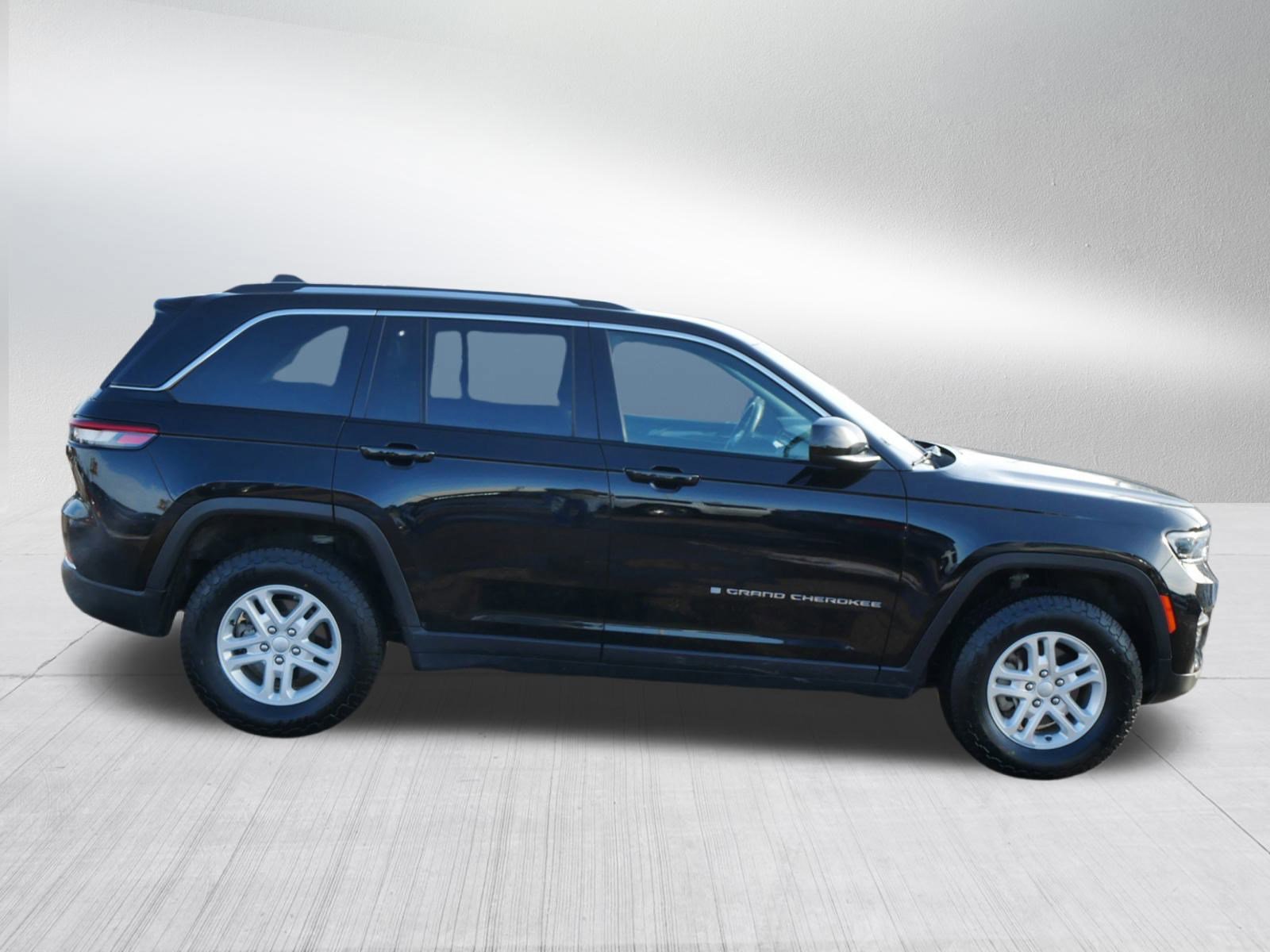 Used 2023 Jeep Grand Cherokee Laredo w/ Luxury Tech Group I image 6