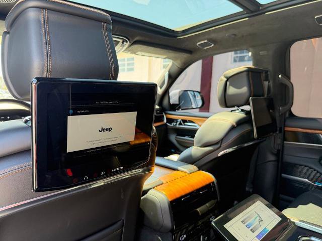 Used 2022 Jeep Grand Wagoneer Series III w/ Rear Seat Video Group 1 AWD/4WD image 24