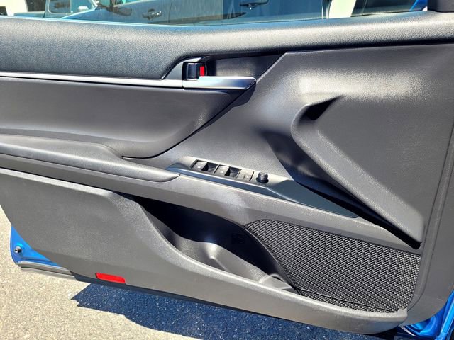 Used 2020 Toyota Camry SE w/ Blackout Package image 13