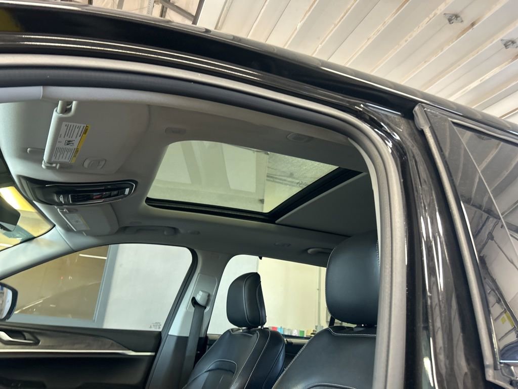 Used 2023 Jeep Grand Cherokee L Limited w/ Luxury Tech Group II image 5